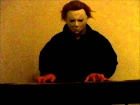 Майкл играет на пианино саундтрек к фильму Хеллоуин )