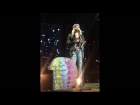 Miranda Lambert stabs beach ball