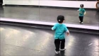 Хорошее танцевальное будущее у этого мальчика. Хип-хоп танец.