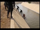 Trujillo: policía rescata a perro que era arrastrado por aguas de canal