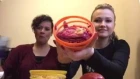 American try Russian food for the first time.-Американка пробует Русскую кухню впервые. (RSL-ASL)
