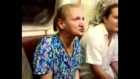 Бабка в метро поет гимн СССР
