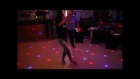 Девушка танцует лизгинку